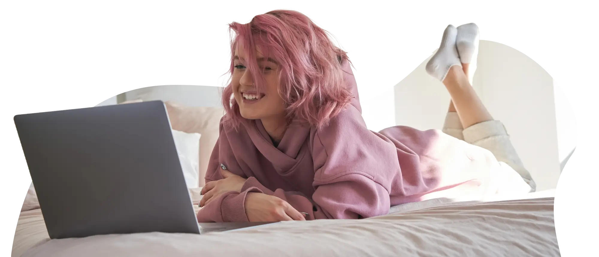 dívka ležící na posteli